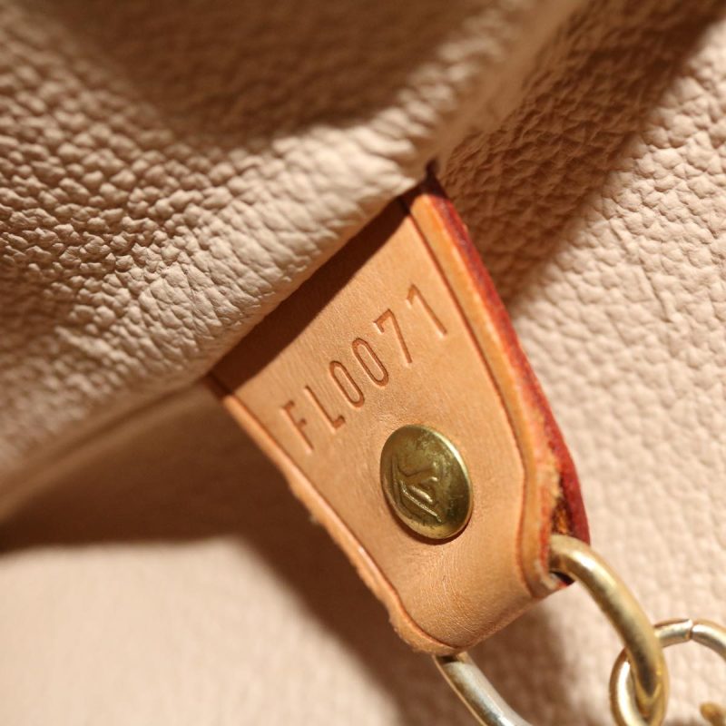 Louis Vuitton Bucket GM Shoulder Bag - Image 6