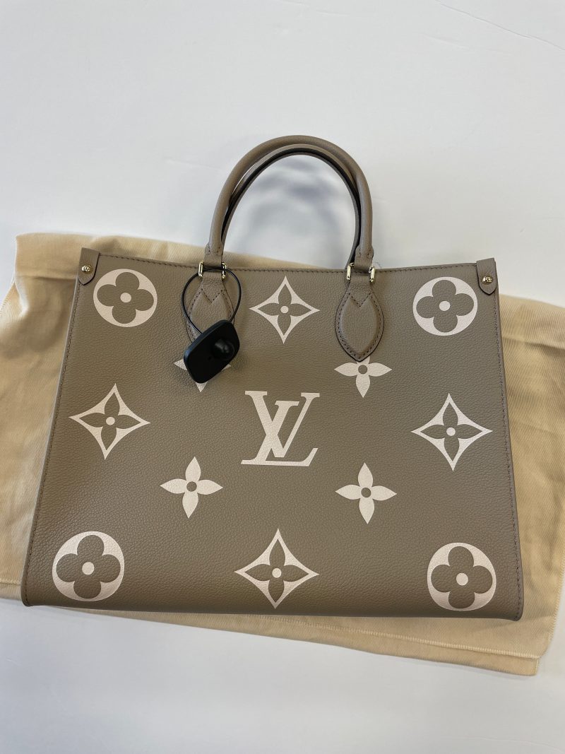 Handbag Luxury Designer Louis Vuitton, Size Medium - Image 4
