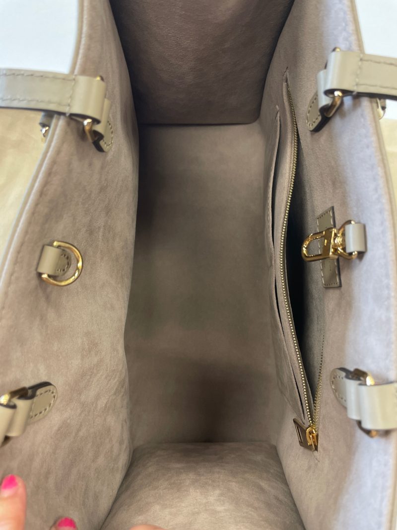 Handbag Luxury Designer Louis Vuitton, Size Medium - Image 6