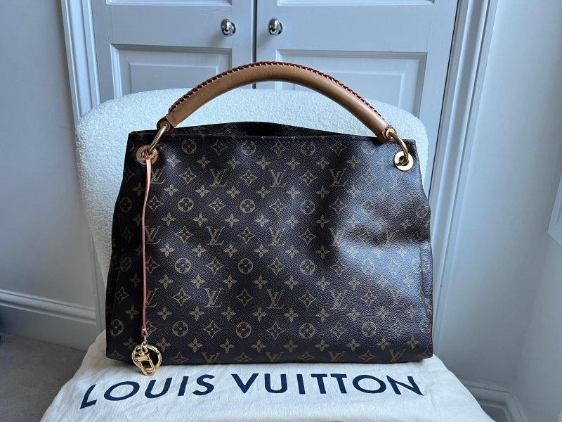 LOUIS VUITTON Artsy MM Empreinte Leather Hobo Bag Dune