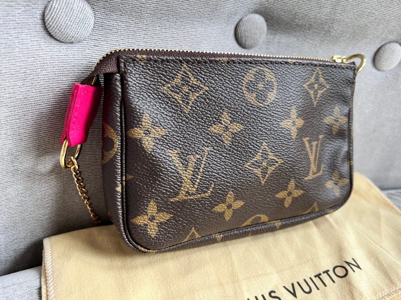 Louis Vuitton Christmas Edition Vivienne Animated Mini Pochette Accessoires in Monogram - Image 7
