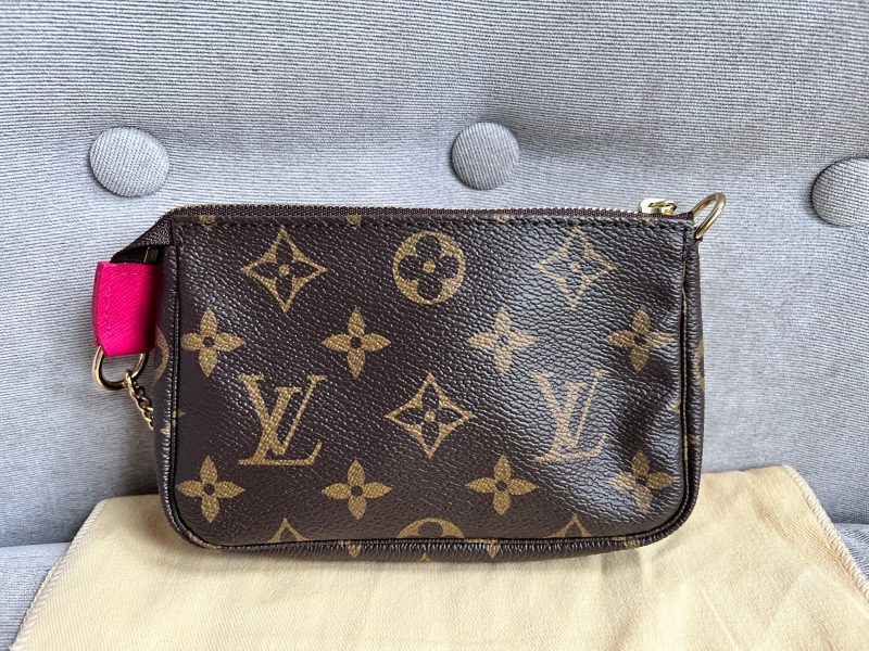 Louis Vuitton Christmas Edition Vivienne Animated Mini Pochette Accessoires in Monogram - Image 6