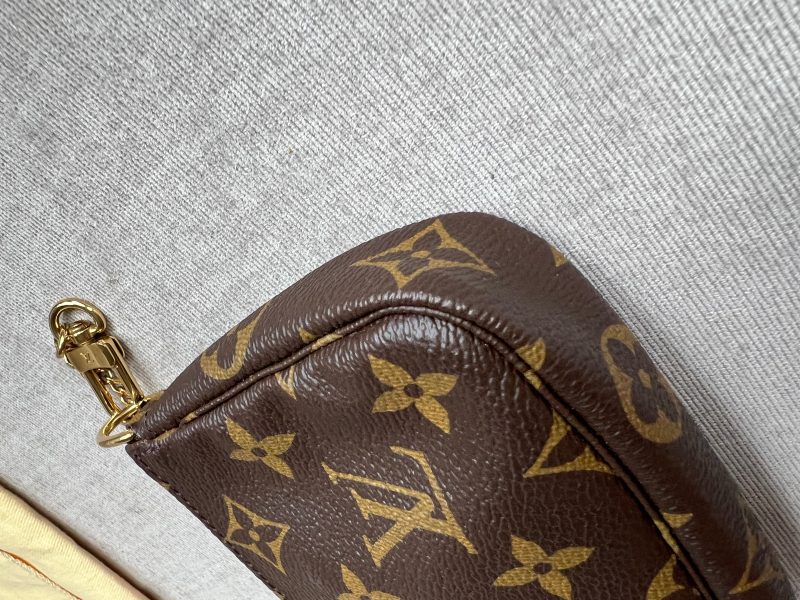 Louis Vuitton Christmas Edition Vivienne Animated Mini Pochette Accessoires in Monogram - Image 11
