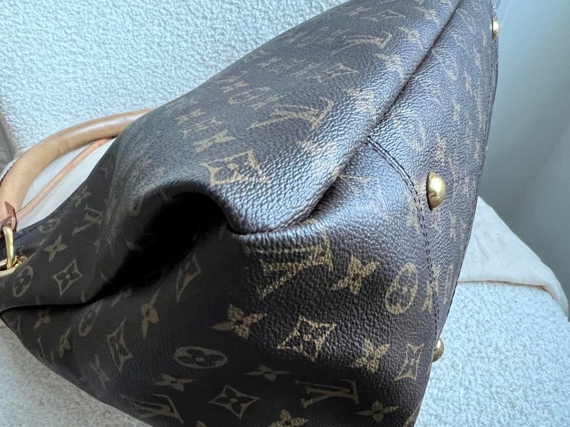 LOUIS VUITTON Artsy MM Empreinte Leather Hobo Bag Dune - Image 29