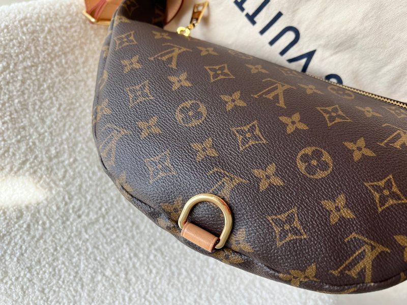 Louis Vuitton Bumbag in Monogram Canvas - Image 16