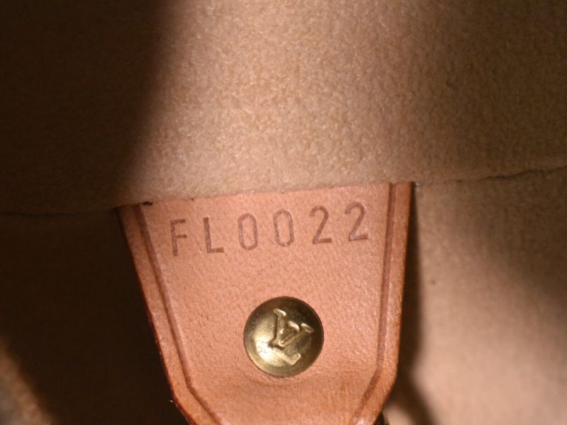 Louis Vuitton CiteCanvas Shoulder Bag () - Image 6