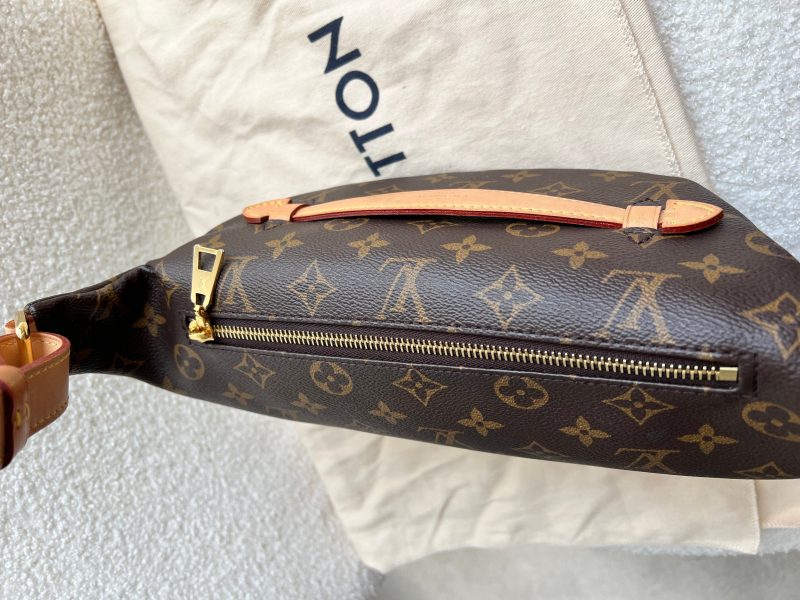 Louis Vuitton Bumbag in Monogram Canvas - Image 17