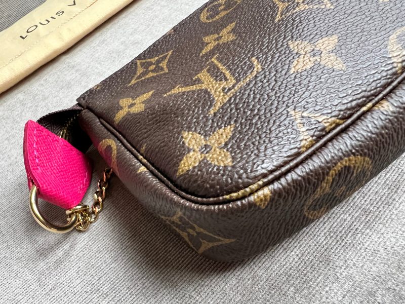 Louis Vuitton Christmas Edition Vivienne Animated Mini Pochette Accessoires in Monogram - Image 12
