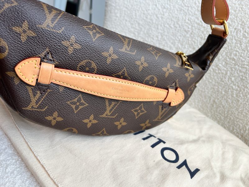 Louis Vuitton Bumbag in Monogram Canvas - Image 18