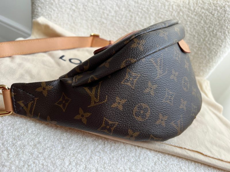 Louis Vuitton Bumbag in Monogram Canvas - Image 5