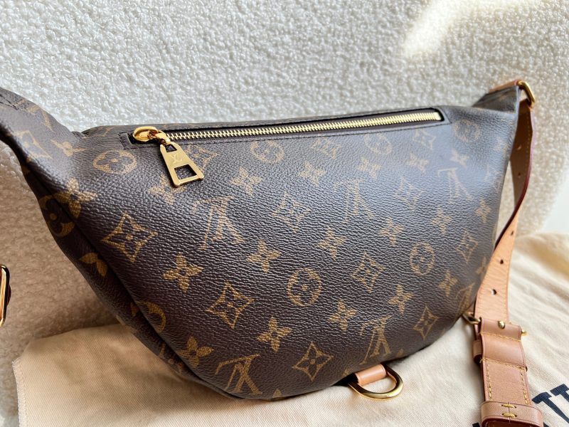 Louis Vuitton Bumbag in Monogram Canvas - Image 10