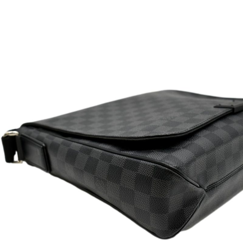 LOUIS VUITTON District MM Damier Graphite Messenger Bag Black - Image 4