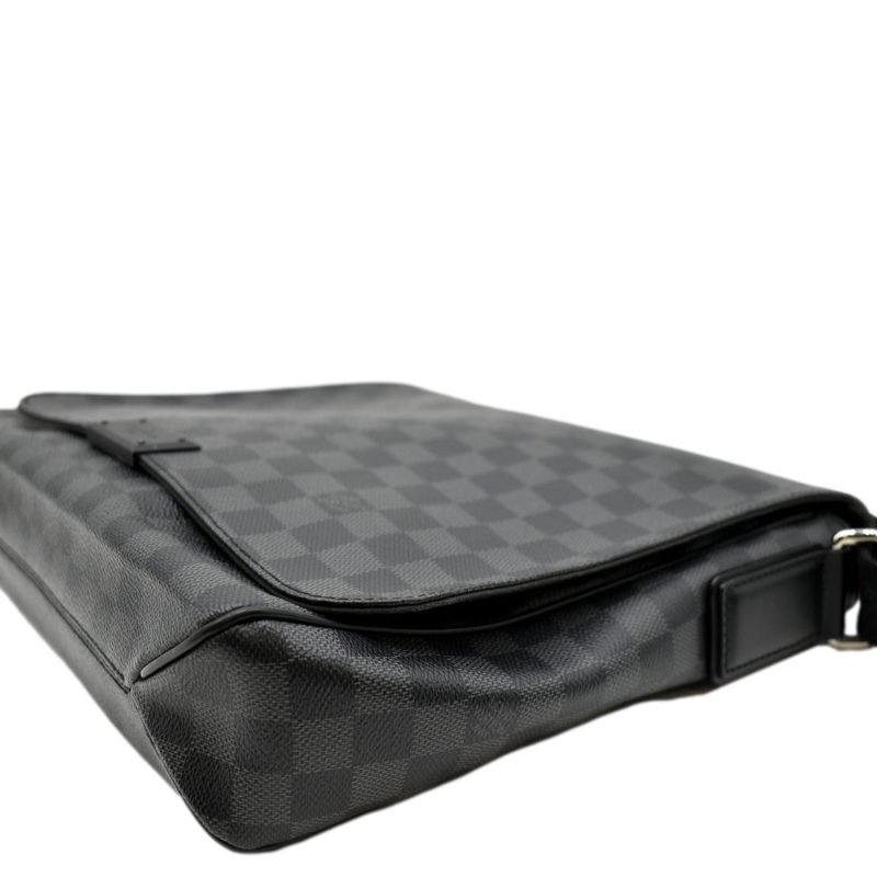 LOUIS VUITTON District MM Damier Graphite Messenger Bag Black - Image 5