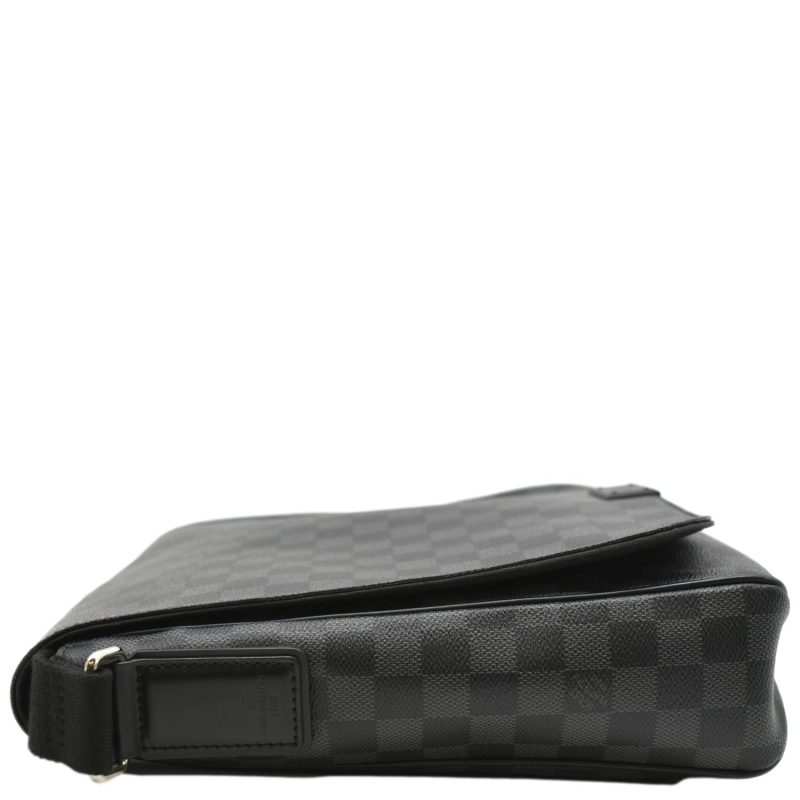 LOUIS VUITTON District MM Damier Graphite Messenger Bag Black - Image 6
