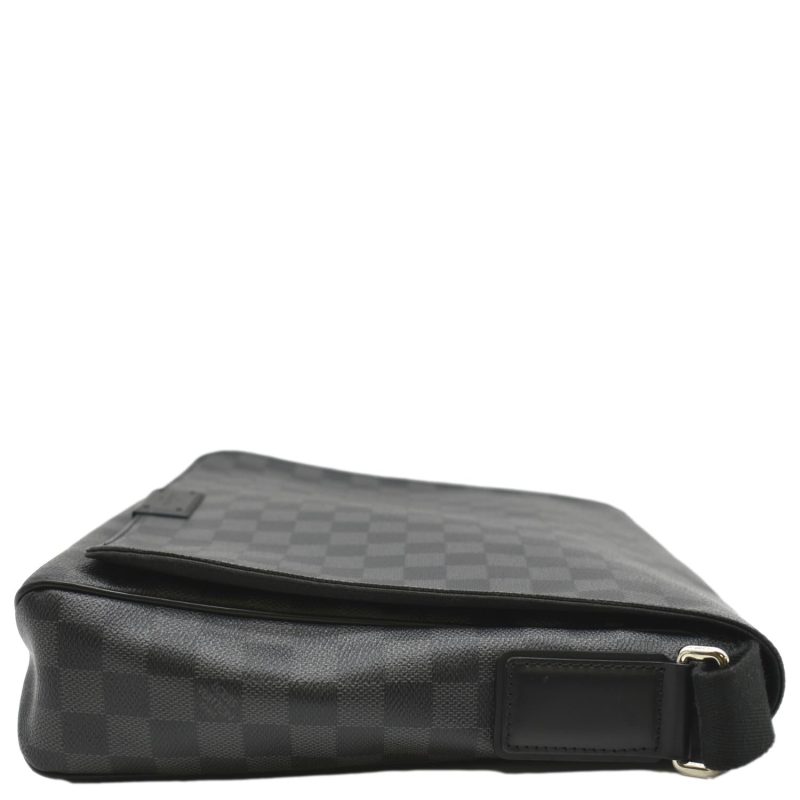 LOUIS VUITTON District MM Damier Graphite Messenger Bag Black - Image 7