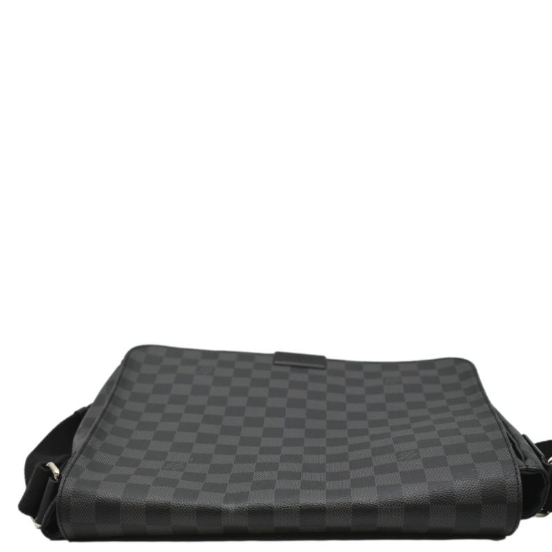 LOUIS VUITTON District MM Damier Graphite Messenger Bag Black - Image 3