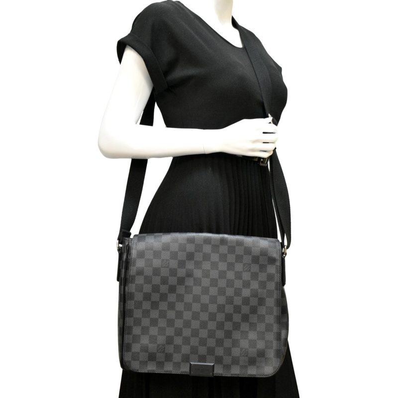 LOUIS VUITTON District MM Damier Graphite Messenger Bag Black