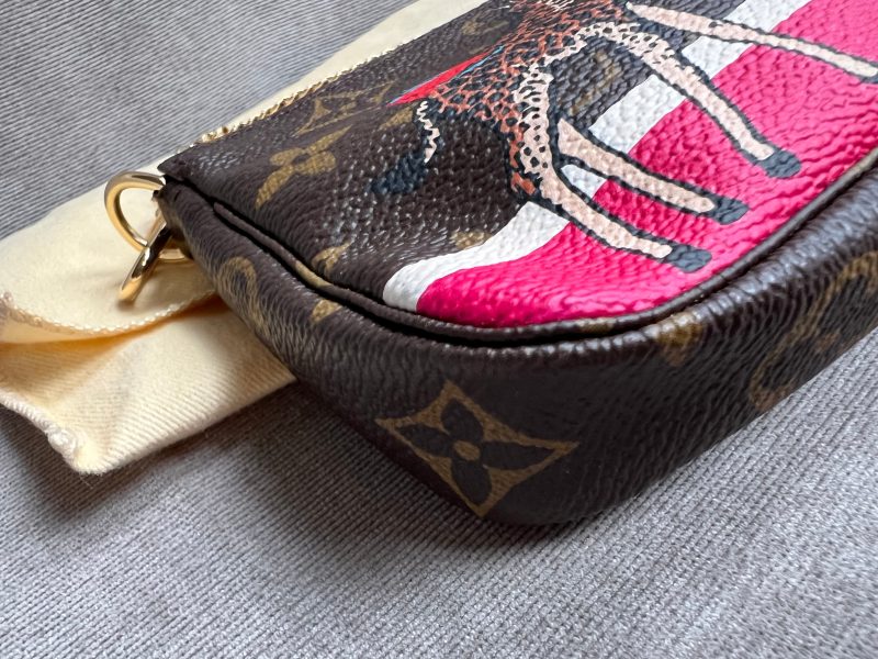 Louis Vuitton Christmas Edition Vivienne Animated Mini Pochette Accessoires in Monogram - Image 10