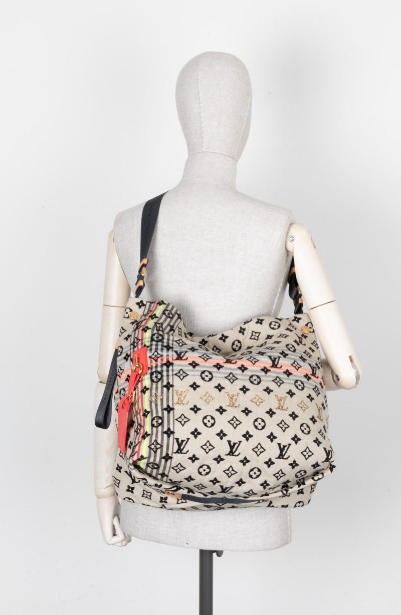 Louis Vuitton Carmel Mahina Leather Black Bag - Image 2