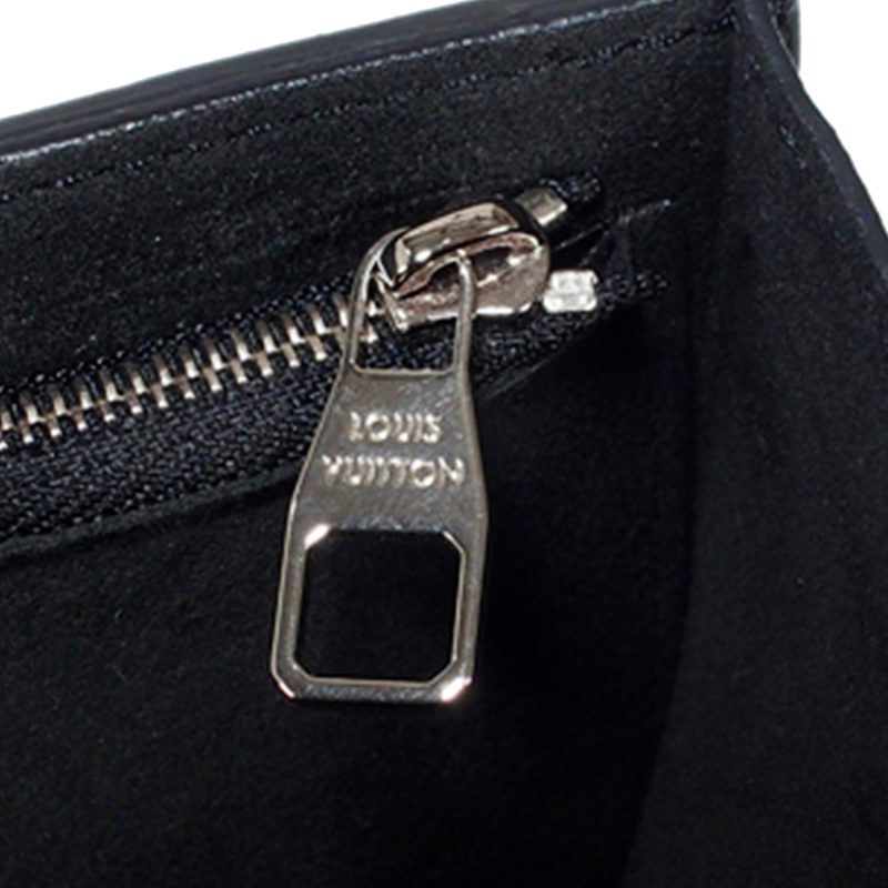 Louis Vuitton Monogram Giant Reverse Dauphine Bumbag (SHG-AHSvLI) - Image 4