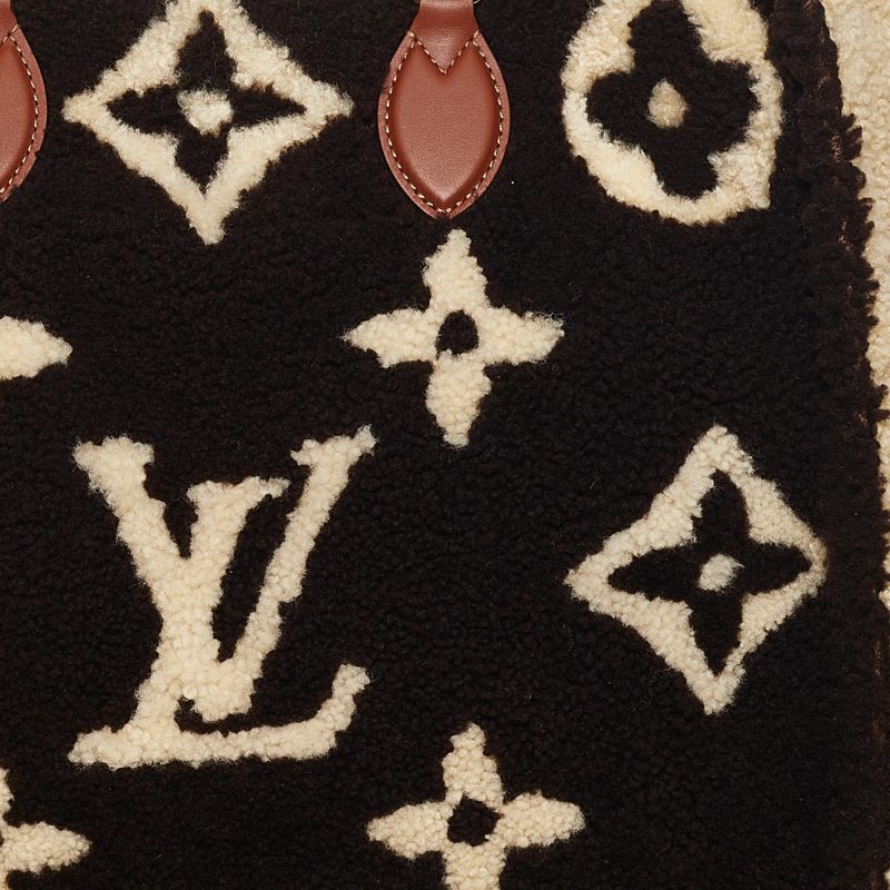 Louis Vuitton Monogram Giant Shearling Teddy Onthego GM (SHG-37287) - Image 9