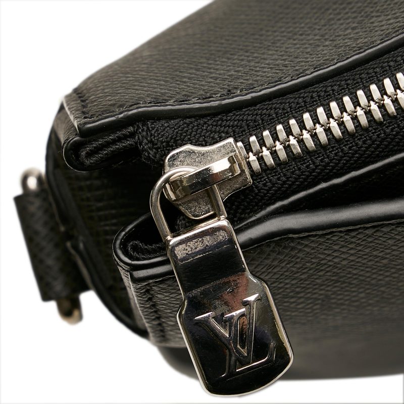 Louis Vuitton Taiga Anton Briefcase (SHG-QDJcXn) - Image 9