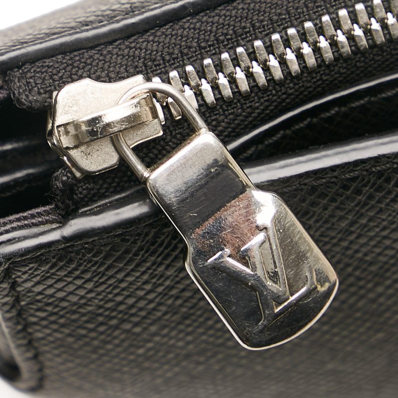 Louis Vuitton Taiga Anton Soft Briefcase (SHG-35900) - Image 8
