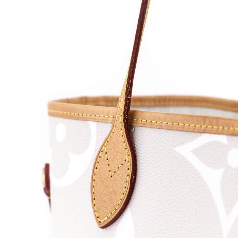 Louis Vuitton BubblegramLeather Shoulder Bag () - Image 7