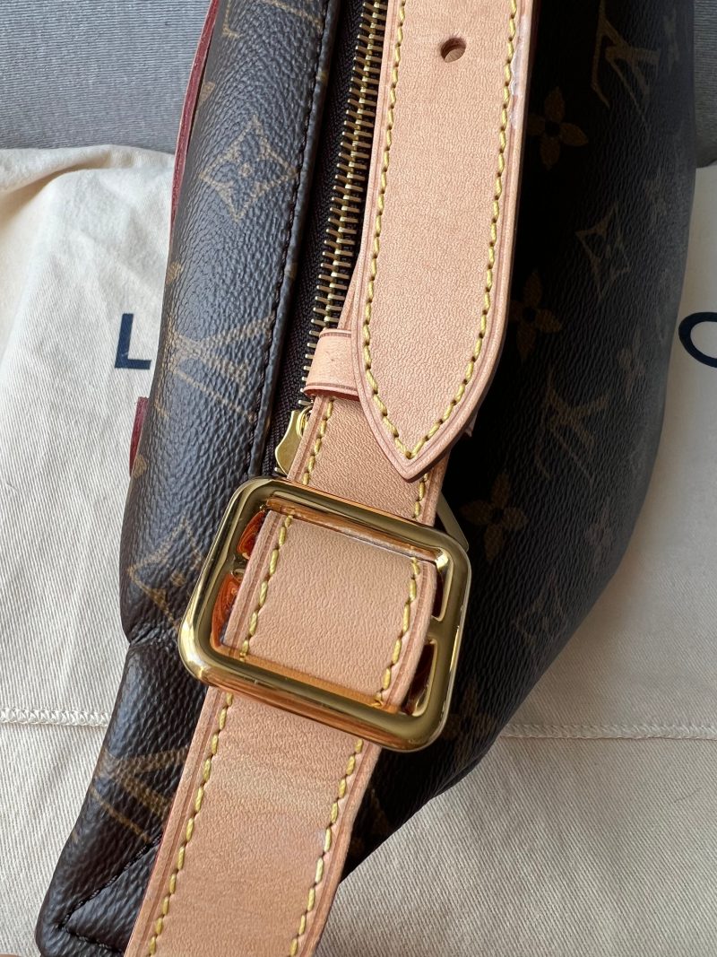 Louis Vuitton Bumbag in Monogram Canvas - Image 17