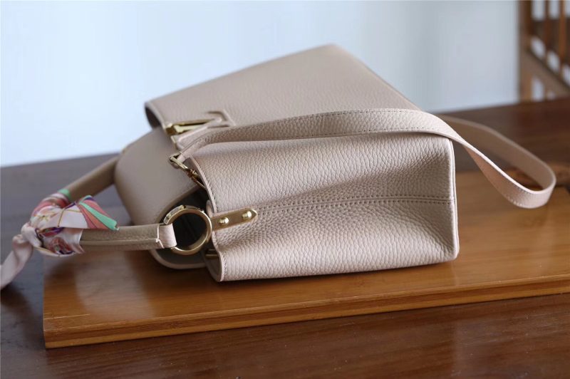 Louis Vuitton Capucines MM Bag - Image 3