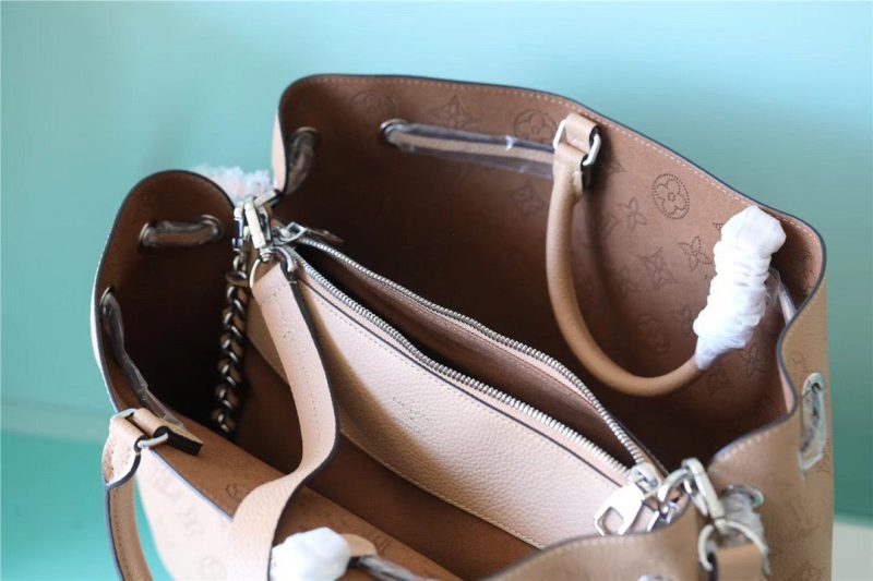 LOUIS VUITTON Bella Tote claim M59203 Monogram Mahina - Image 7