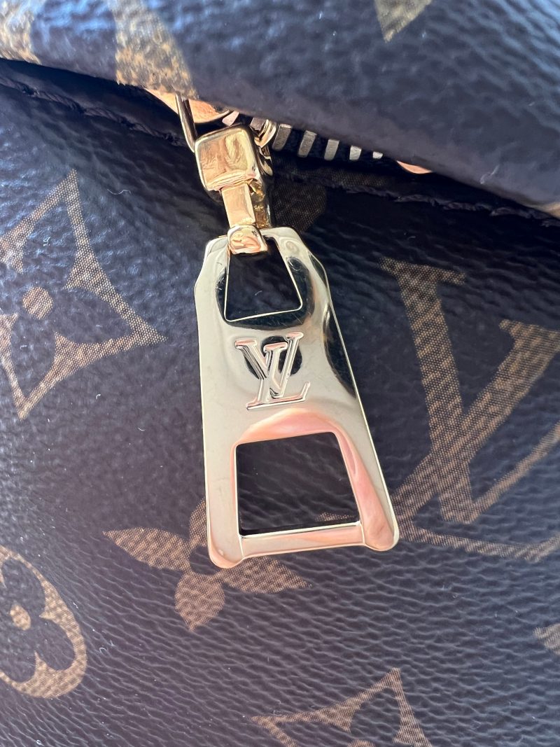 Louis Vuitton Bumbag in Monogram Canvas - Image 20