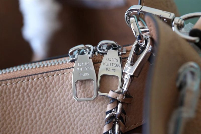 LOUIS VUITTON Bella Tote claim M59203 Monogram Mahina - Image 8