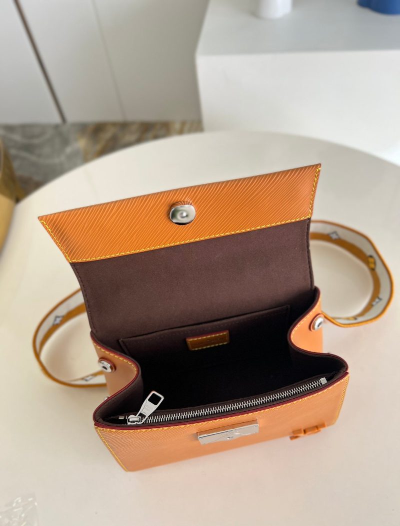 Louis Vuitton Cluny MM Bag - Image 9