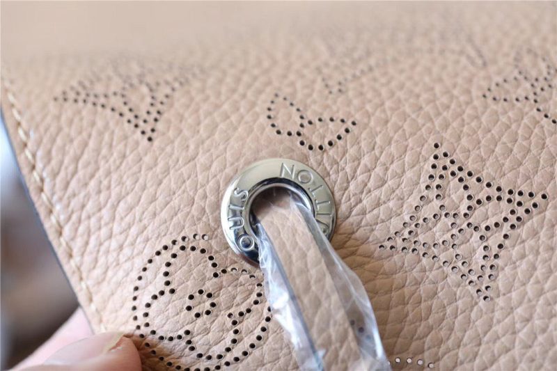 LOUIS VUITTON Bella Tote claim M59203 Monogram Mahina - Image 5