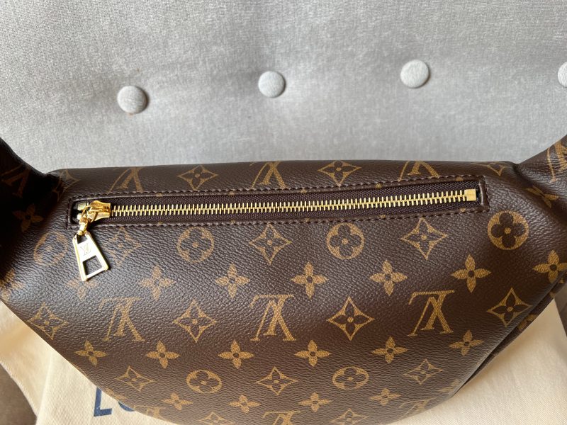 Louis Vuitton Bumbag in Monogram Canvas - Image 7