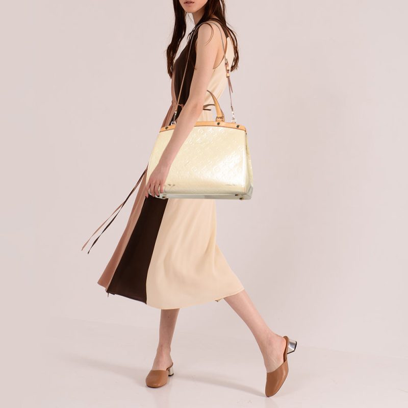 Louis Vuitton Blanc Corail Monogram Vernis Brea GM Bag - Image 2